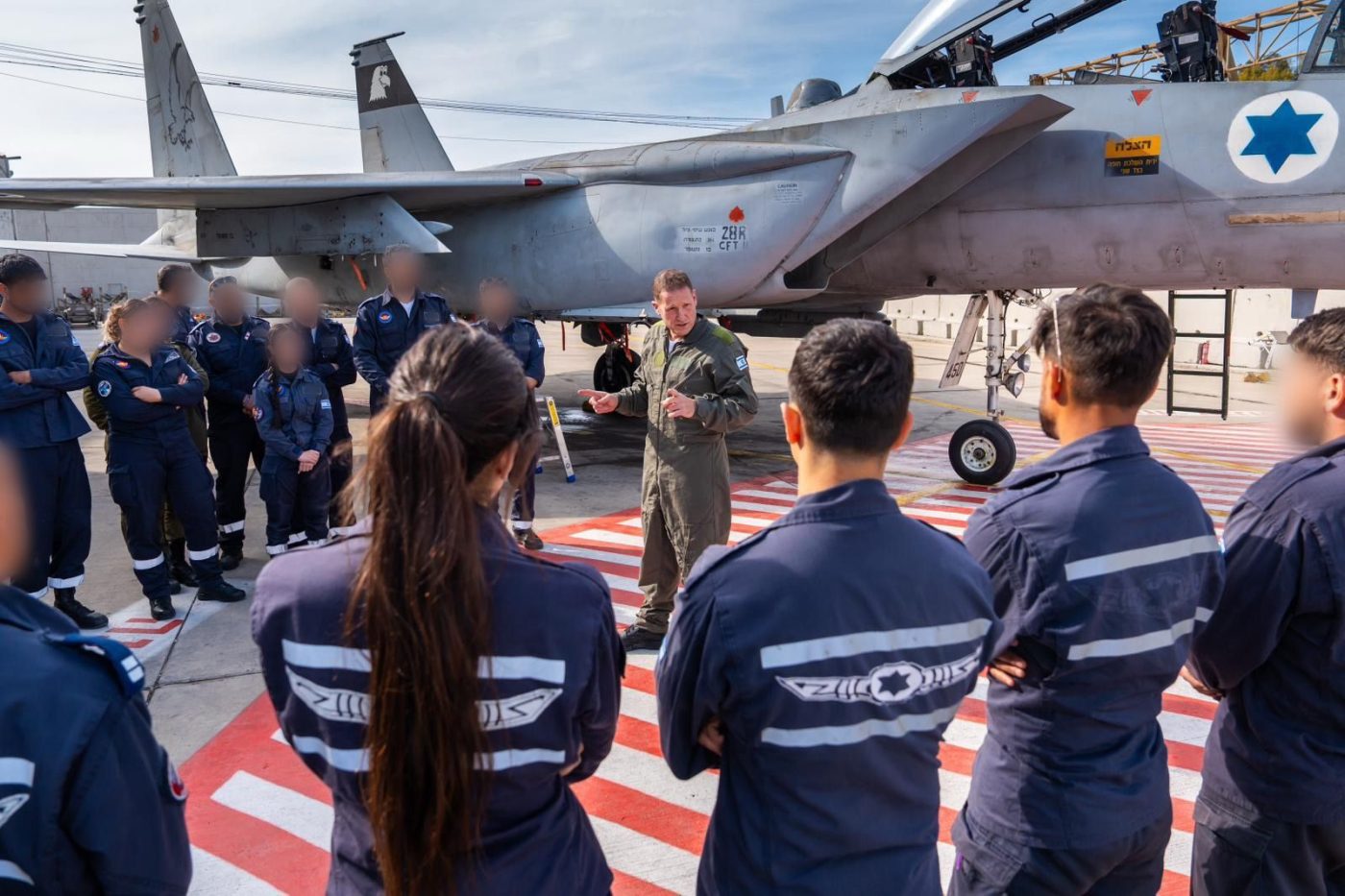 מערכת "אחלה ניוז" עם הדיווח הבא צילום: דובר צה"ל