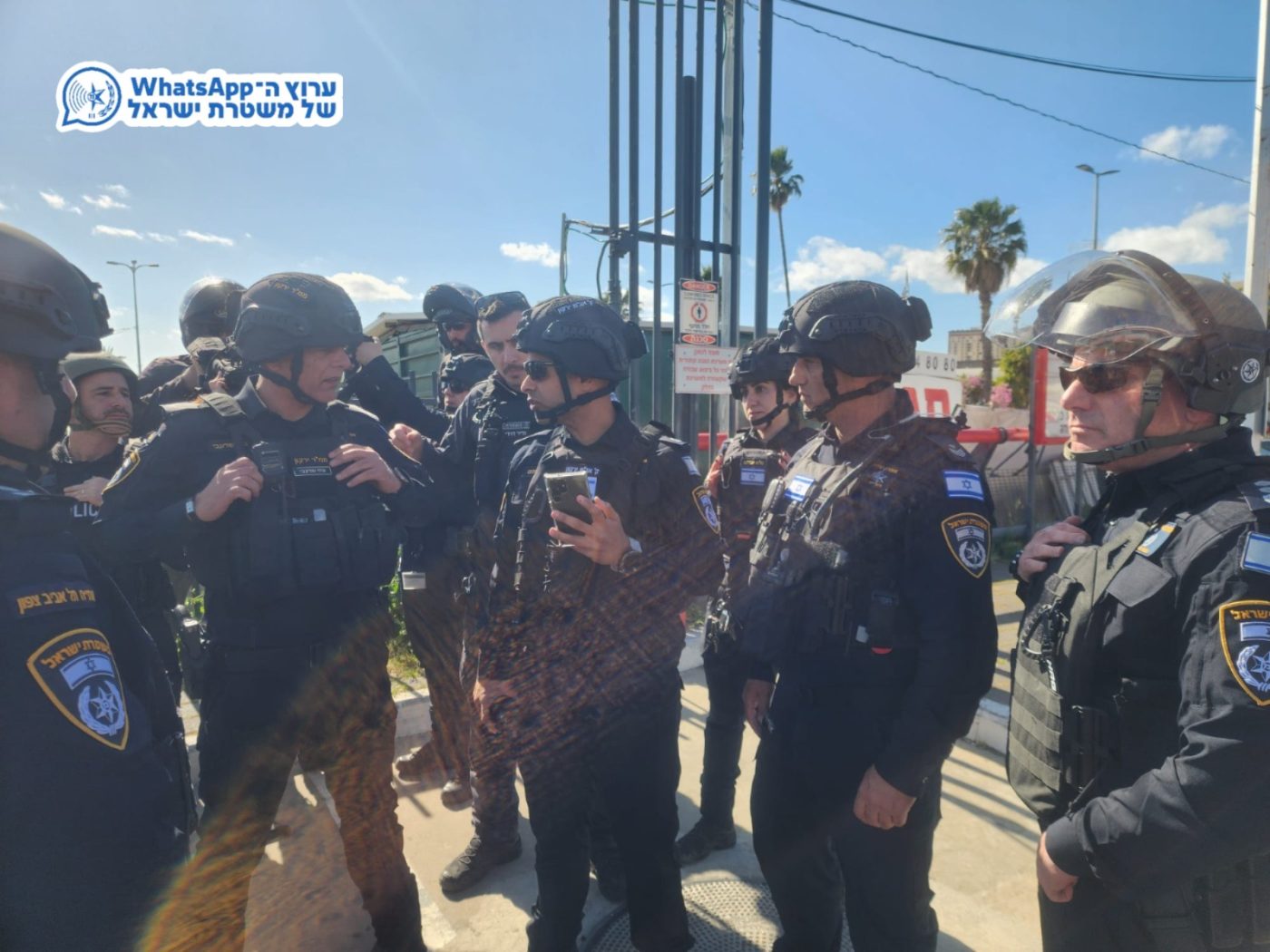 מערכת "אחלה ניוז" עם הדיווח הבא צילום: דוברות המשטרה