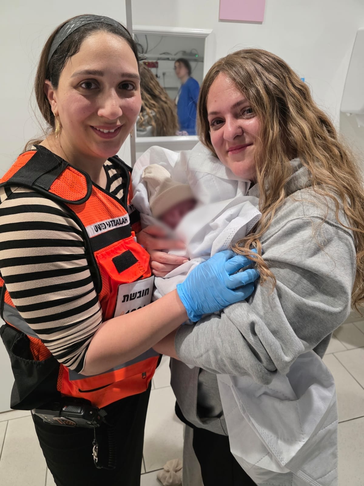 מערכת "אחלה ניוז" עם הדיווח הבא צילום: דוברות המשטרה