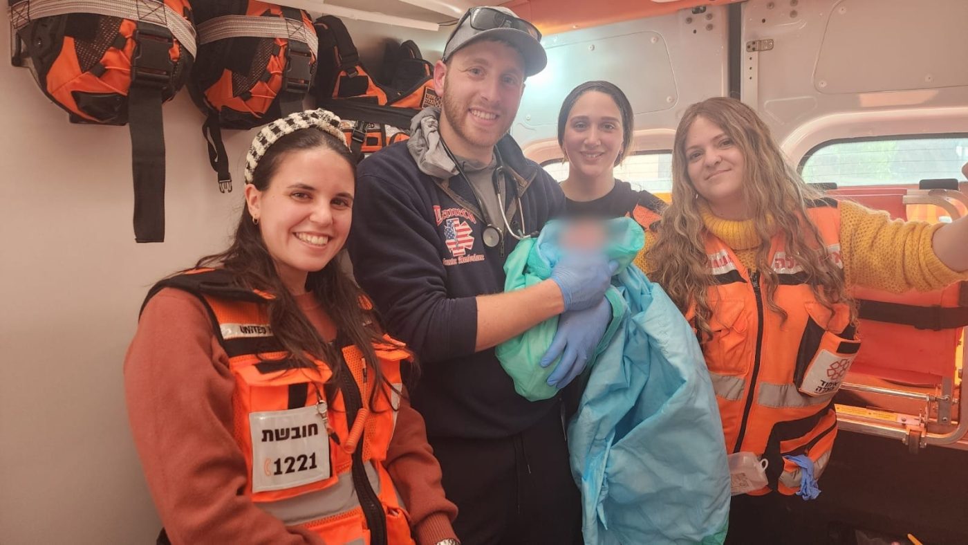 מערכת "אחלה ניוז" עם הדיווח הבא צילום: דוברות איחוד הצלה