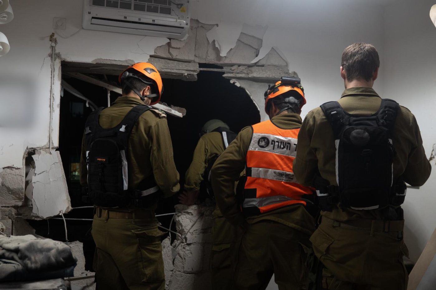 מערכת "אחלה ניוז" עם הדיווח הבא צילום: דובר צה"ל