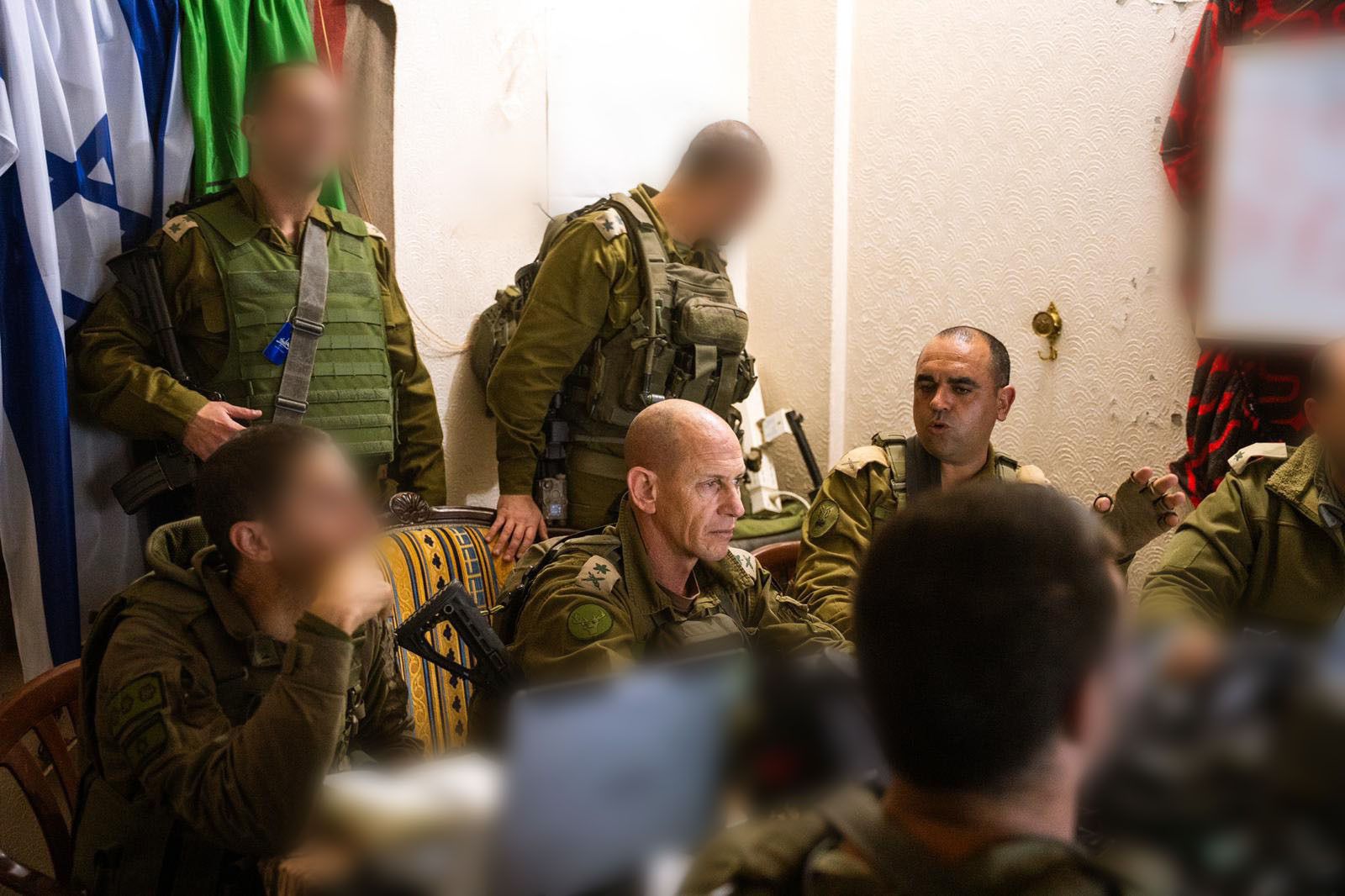 מערכת "אחלה ניוז" עם הדיווח הבא צילום: דובר צה"ל