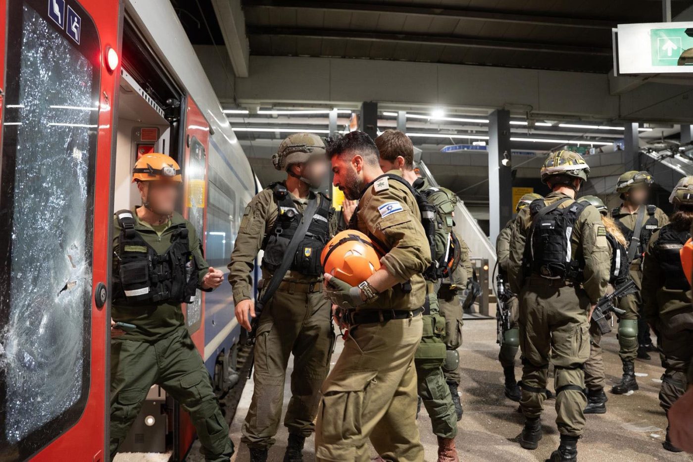 מערכת "אחלה ניוז" עם הדיווח הבא צילום: דובר צה"ל