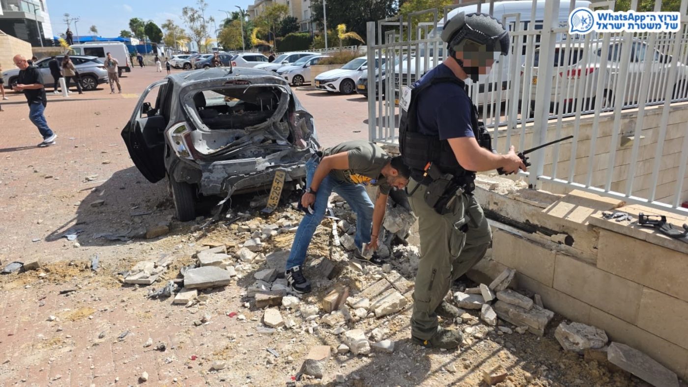 מערכת "אחלה ניוז" עם הדיווח הבא צילום: דוברות המשטרה