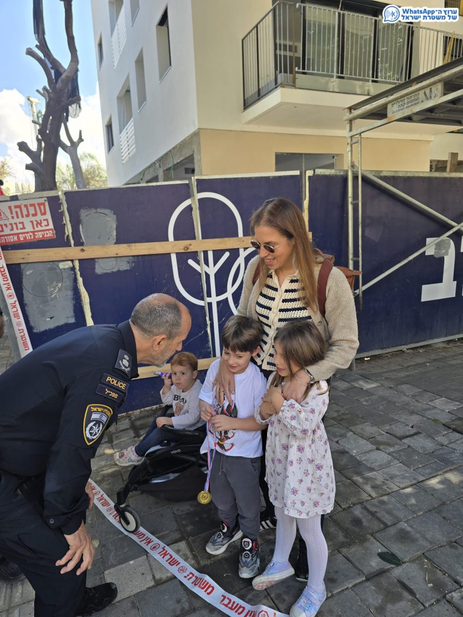 מערכת "אחלה ניוז" עם הדיווח הבא צילום: דוברות המשטרה