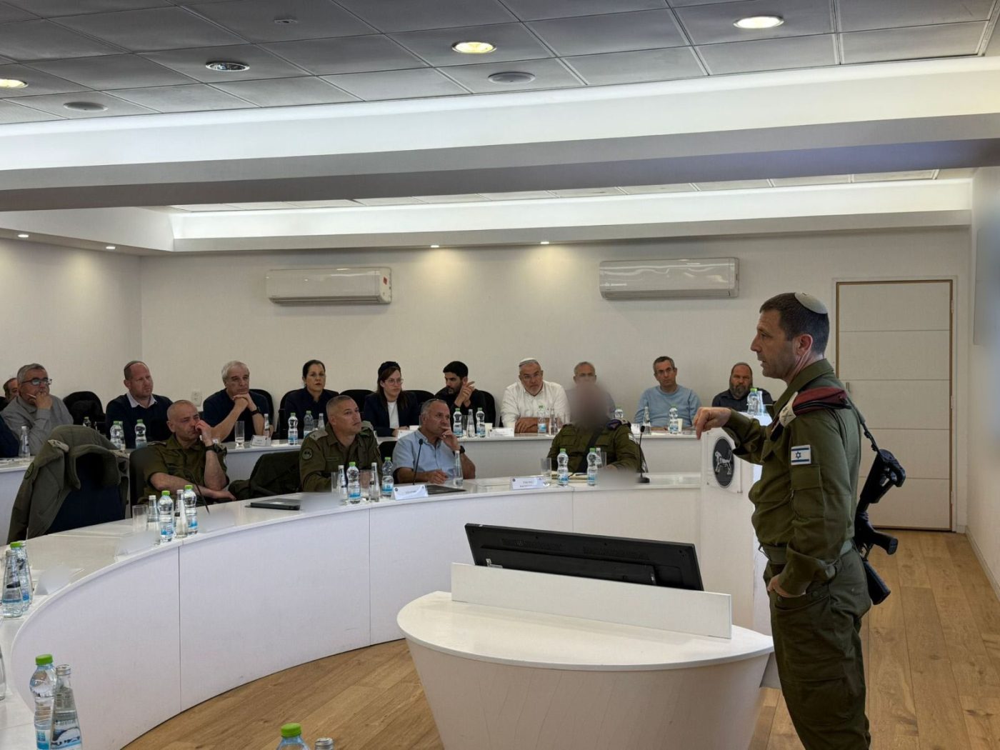 מערכת "אחלה ניוז" עם הדיווח הבא צילום: דובר צה"ל