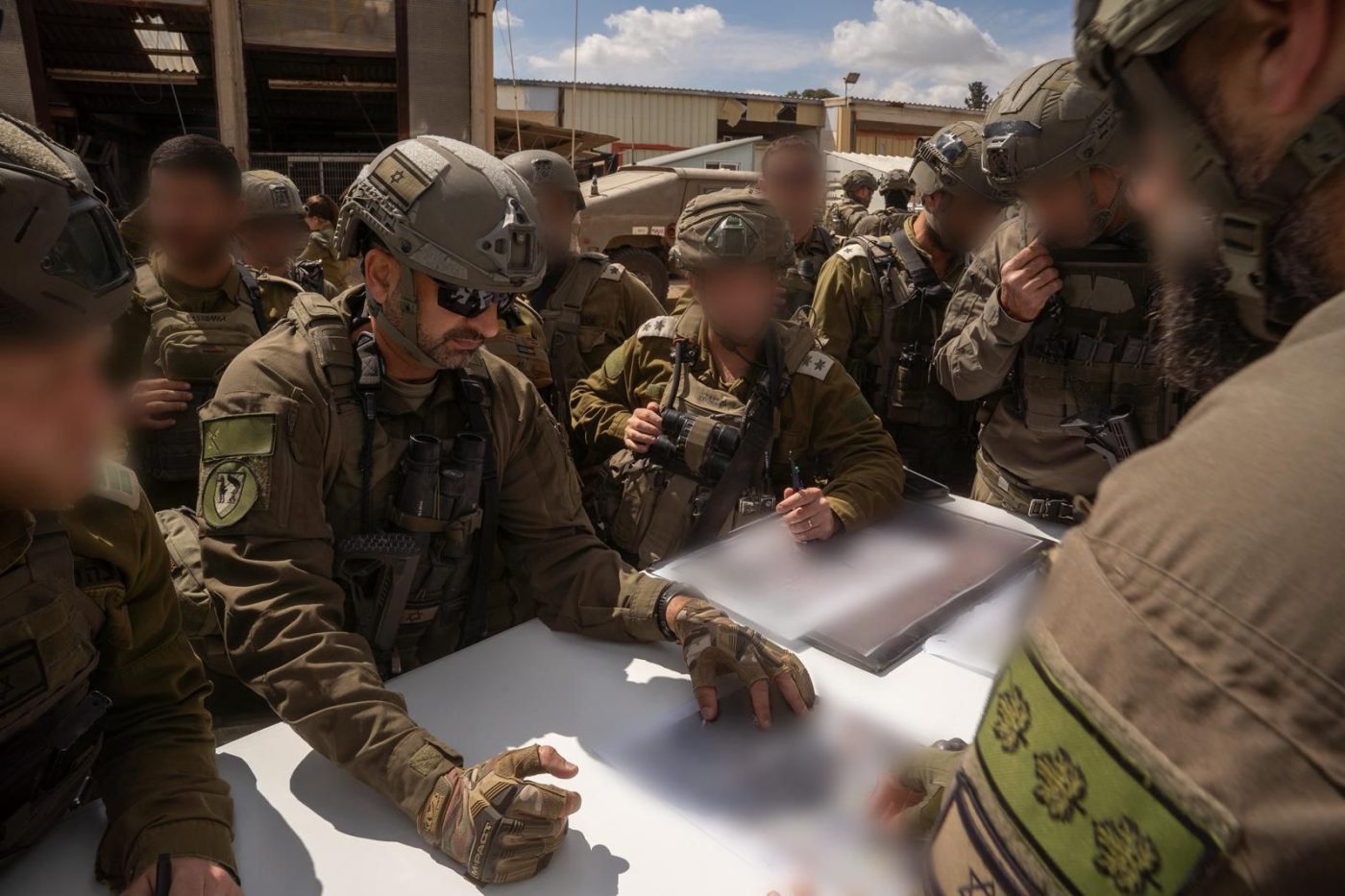 מערכת "אחלה ניוז" עם הדיווח הבא צילום: דובר צה"ל