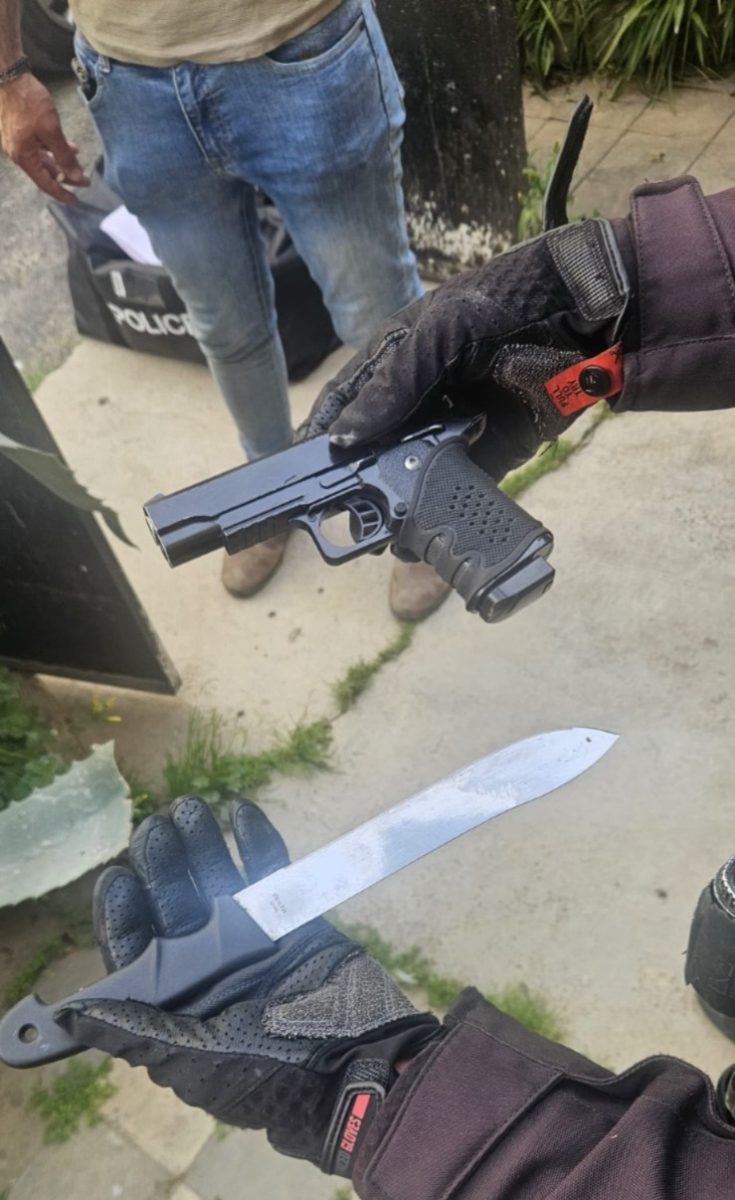 מערכת "אחלה ניוז" עם הדיווח הבא צילום: דוברות המשטרה