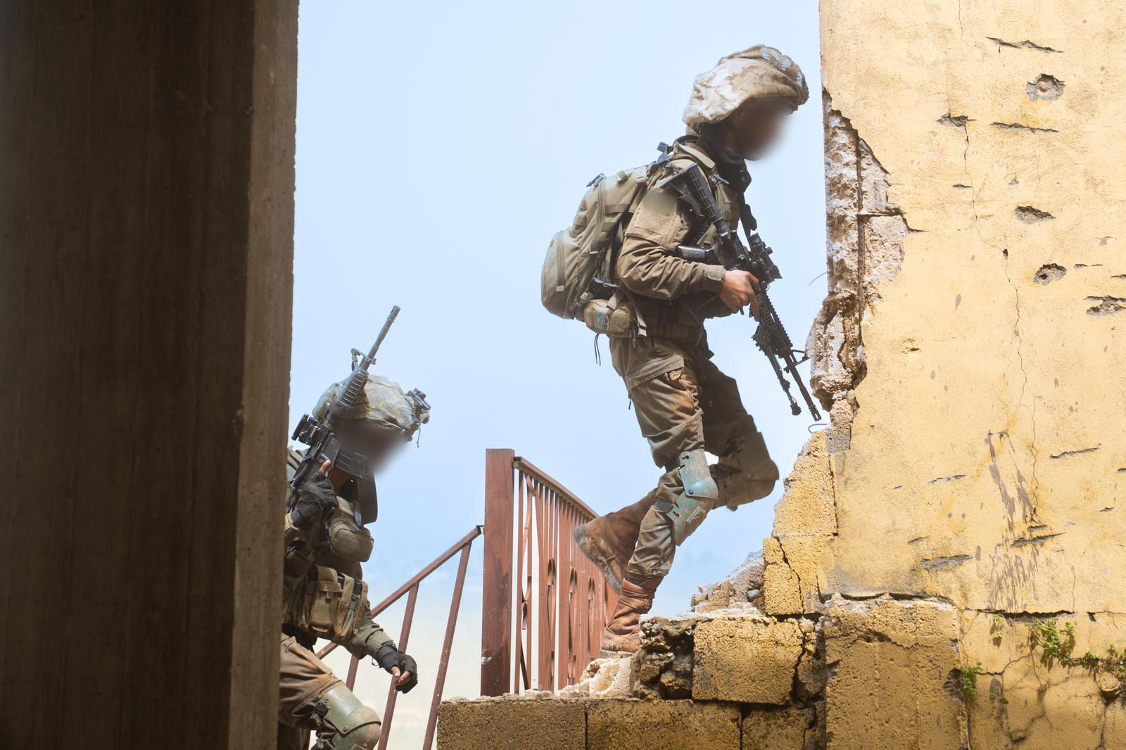 מערכת "אחלה ניוז" עם הדיווח הבא צילום: דובר צה"ל