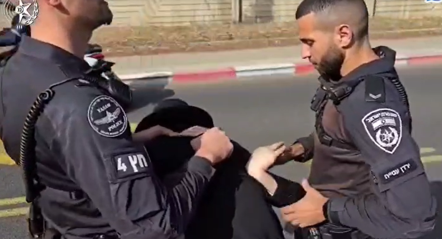 מערכת "אחלה ניוז" עם הדיווח הבא צילום: דוברות המשטרה