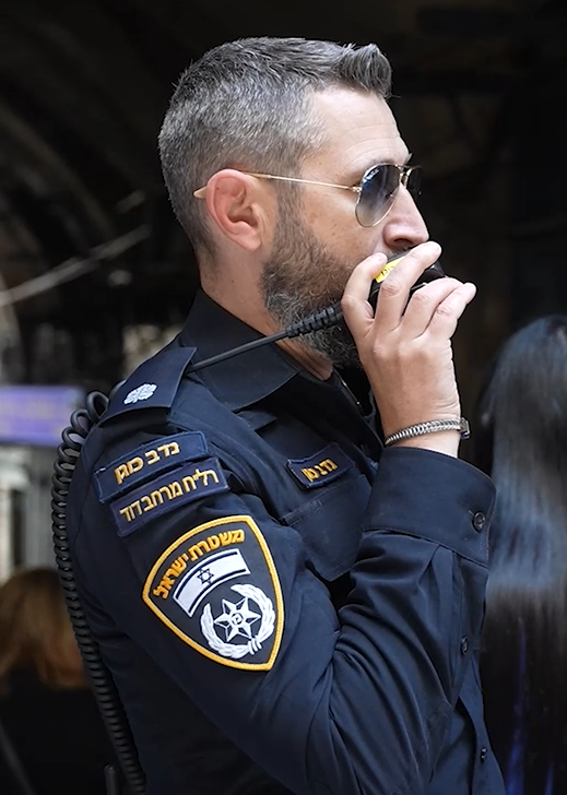 מערכת "אחלה ניוז" עם הדיווח הבא צילום: דוברות המשטרה