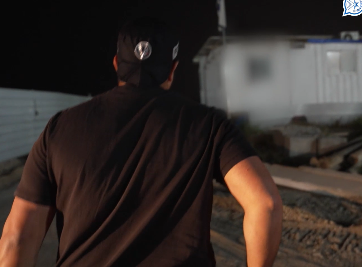 מערכת "אחלה ניוז" עם הדיווח הבא צילום: דוברות המשטרה