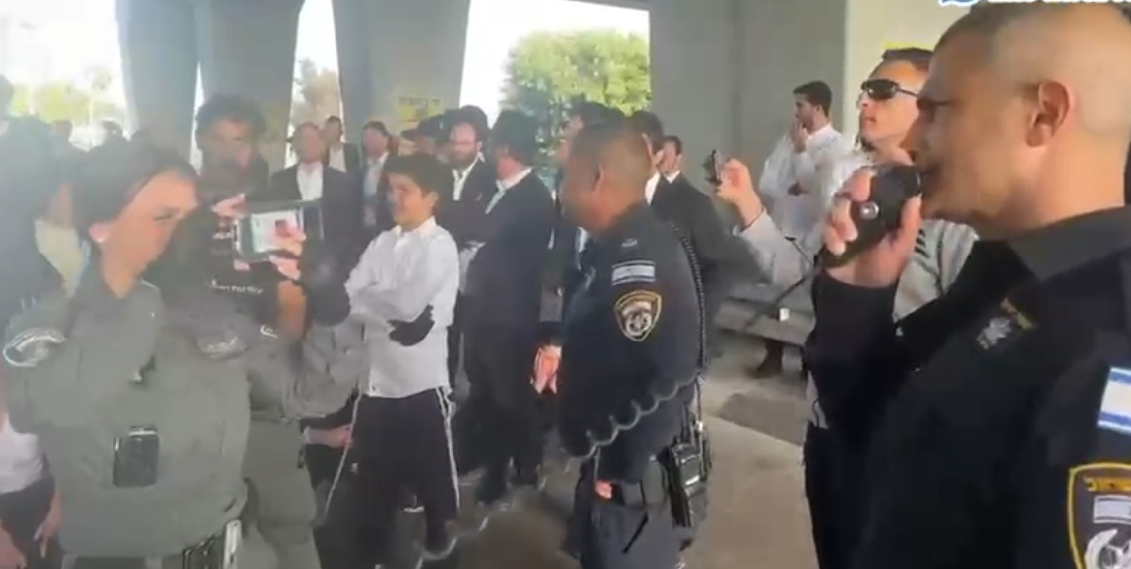 מערכת "אחלה ניוז" עם הדיווח הבא צילום: דוברות המשטרה