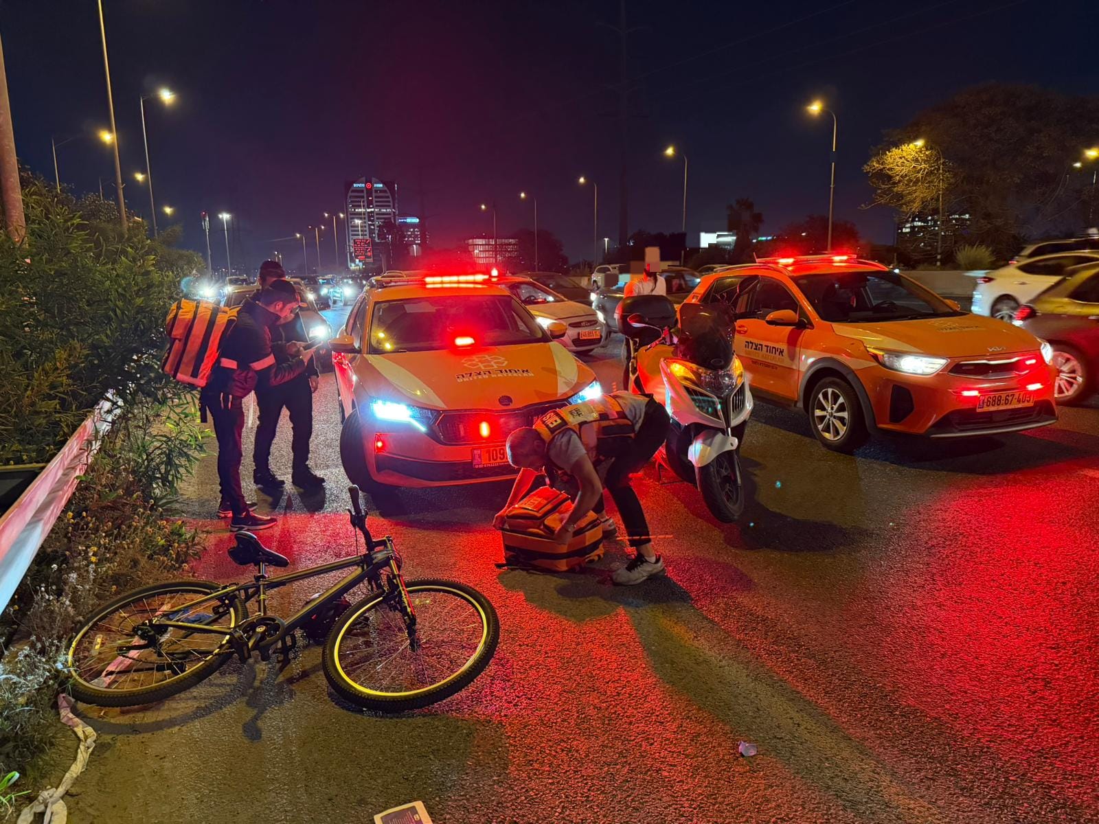 מערכת "אחלה ניוז" עם הדיווח הבא צילום: דוברות איחוד הצלה