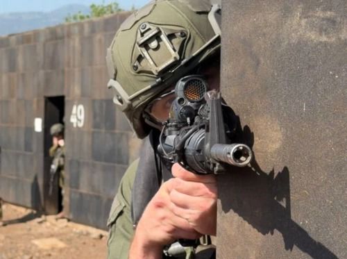 מערכת "אחלה ניוז" עם הדיווח הבא צילום: דובר צה"ל