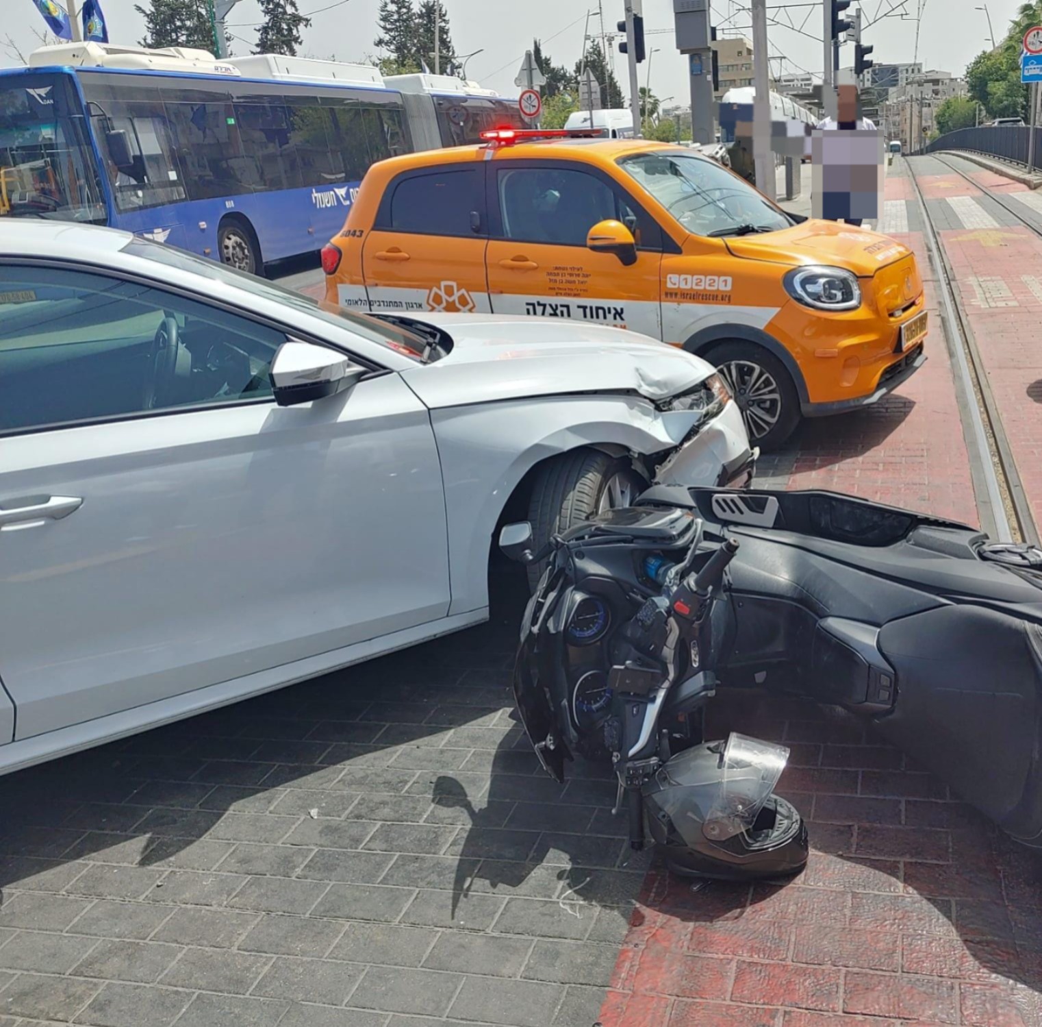 מערכת "אחלה ניוז" עם הדיווח הבא צילום: דוברות איחוד הצלה