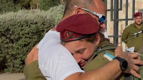 מערכת "אחלה ניוז" עם הדיווח הבא צילום: דובר צה"ל