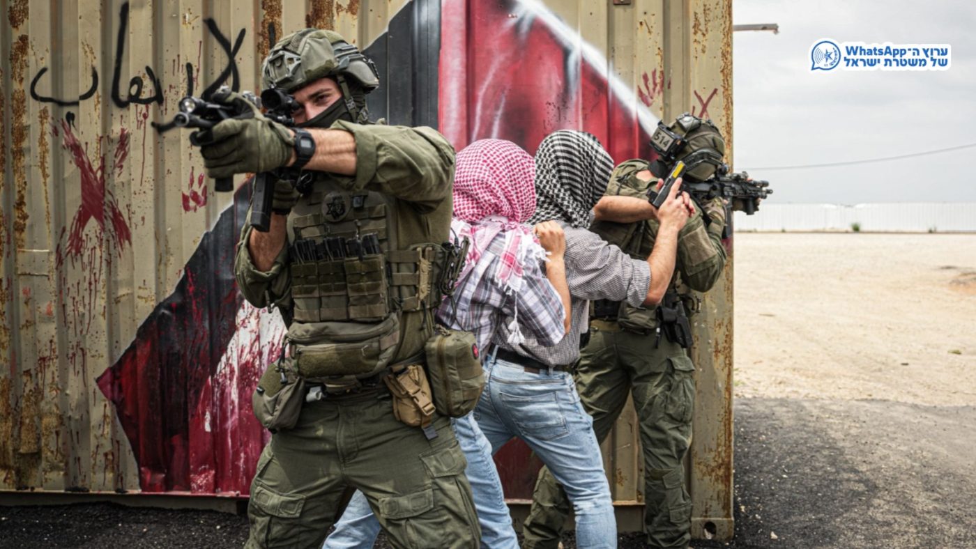 מערכת "אחלה ניוז" עם הדיווח הבא צילום: דוברות משטרת ישראל