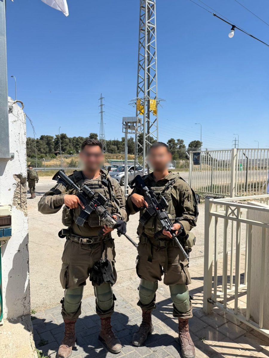 מערכת "אחלה ניוז" עם הדיווח הבא צילום: דובר צה"ל