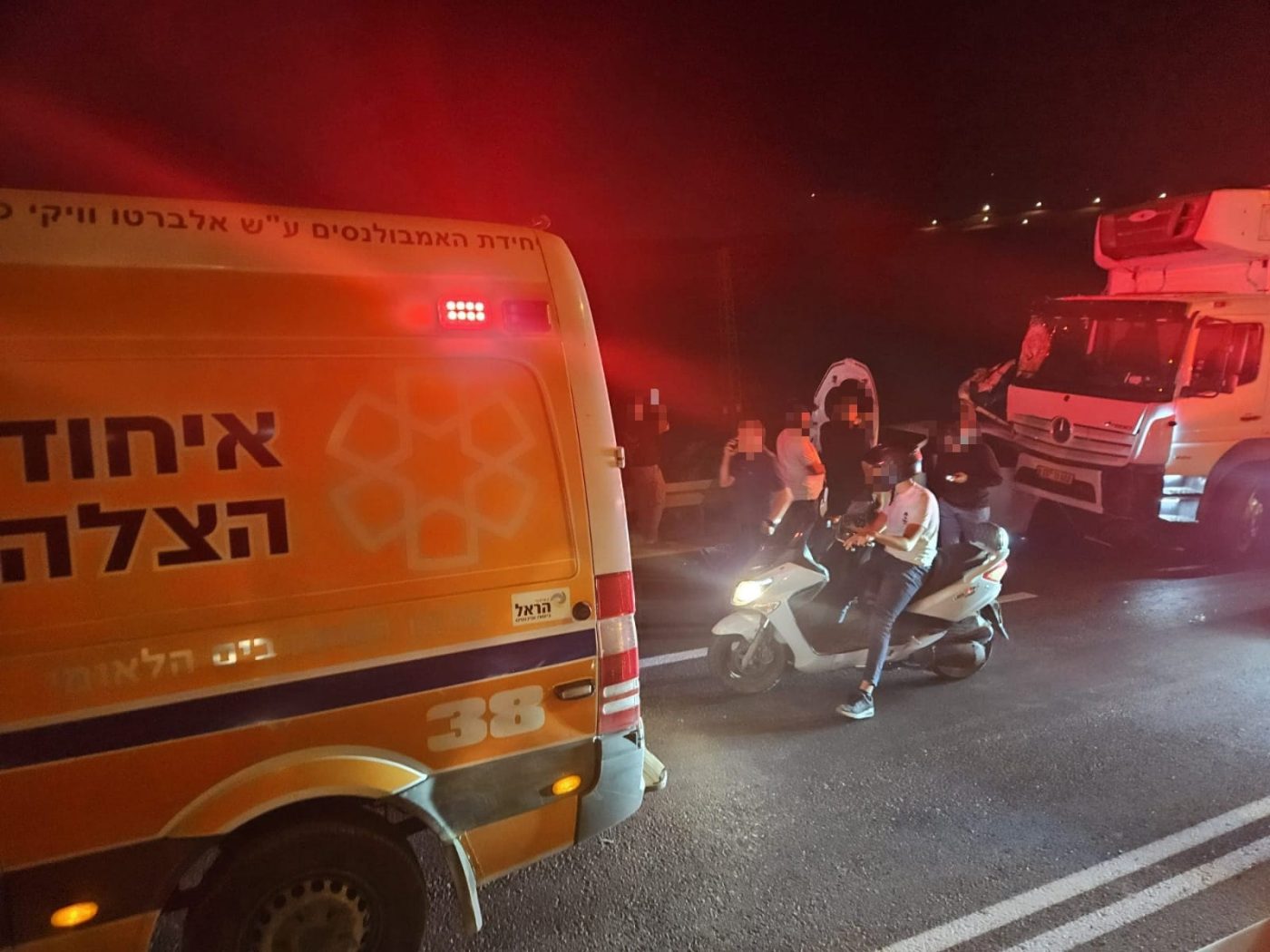 מערכת "אחלה ניוז" עם הדיווח הבא צילום: דוברות איחוד הצלה