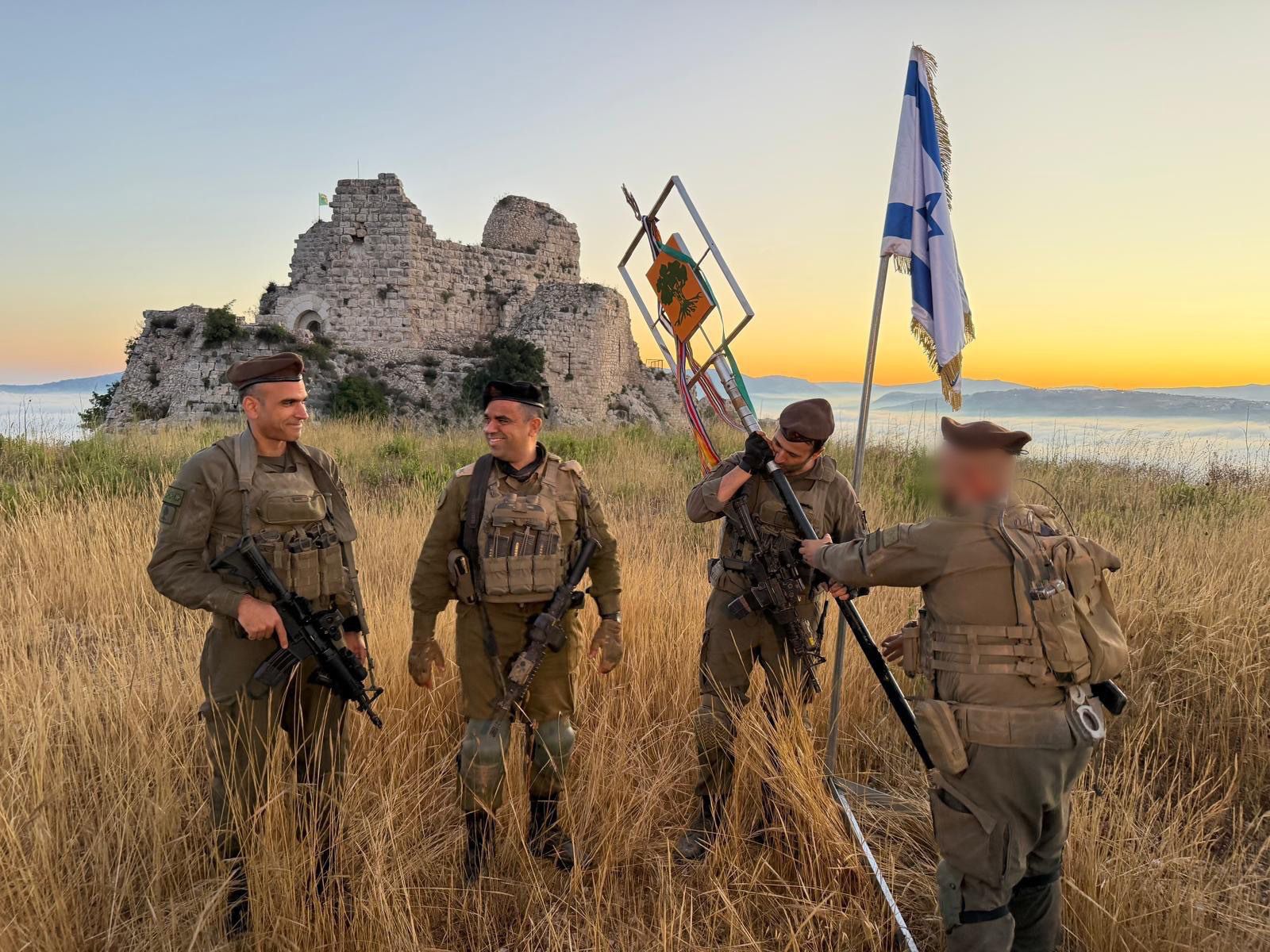 מערכת "אחלה ניוז" עם הדיווח הבא צילום: דובר צה"ל