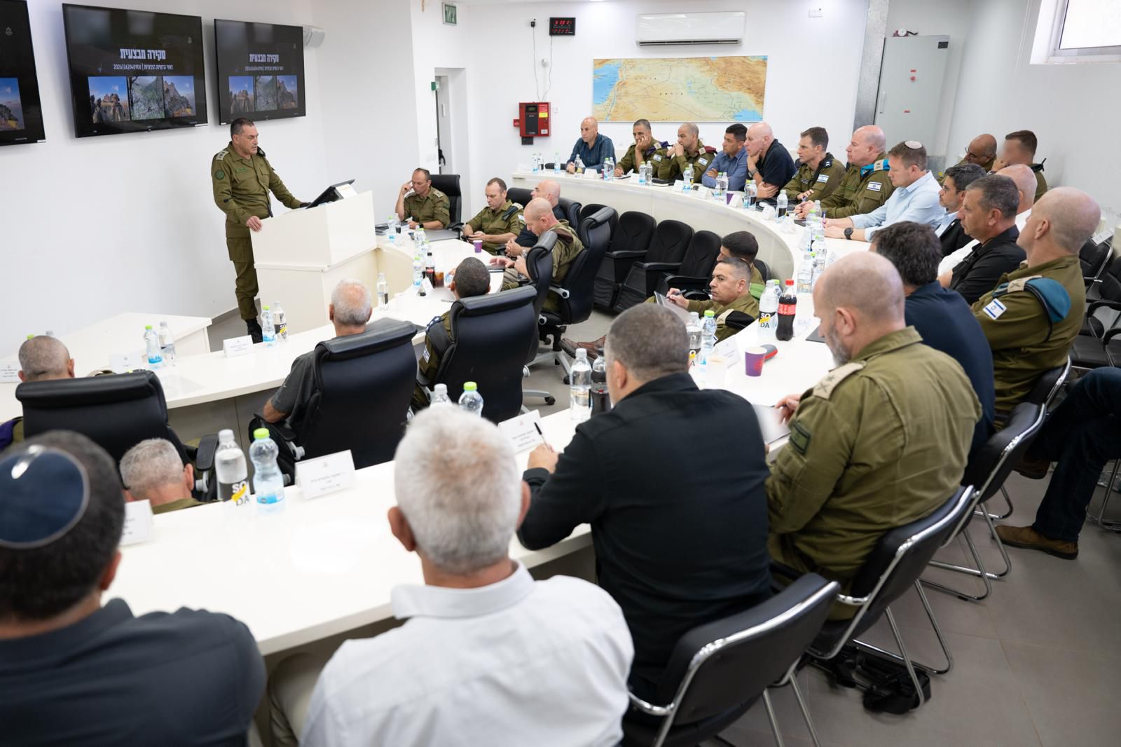 מערכת "אחלה ניוז" עם הדיווח הבא צילום: דובר צה"ל