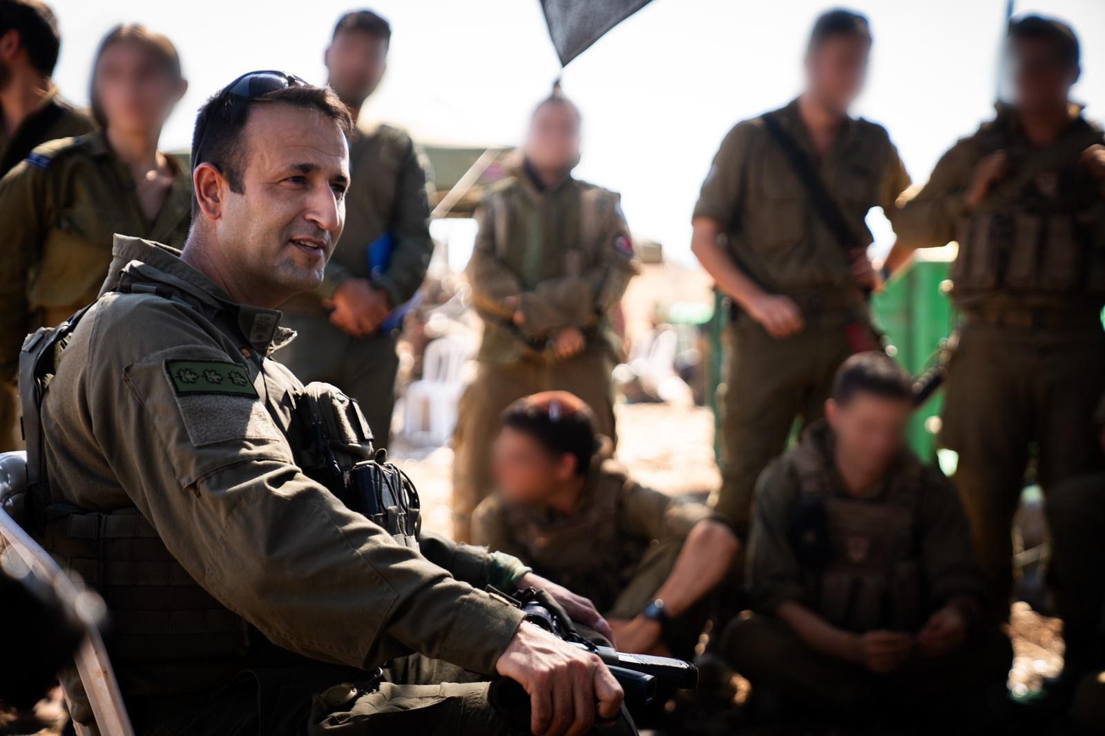 מערכת "אחלה ניוז" עם הדיווח הבא צילום: דובר צה"ל