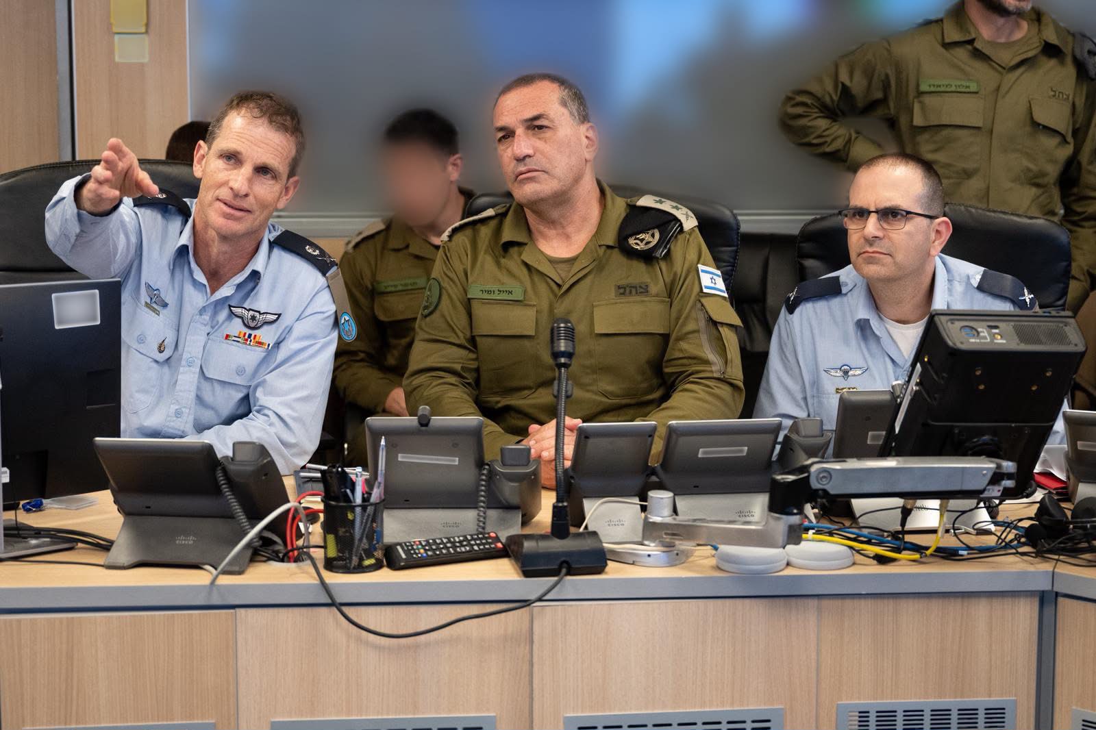 מערכת "אחלה ניוז" עם הדיווח הבא צילום: דובר צה"ל