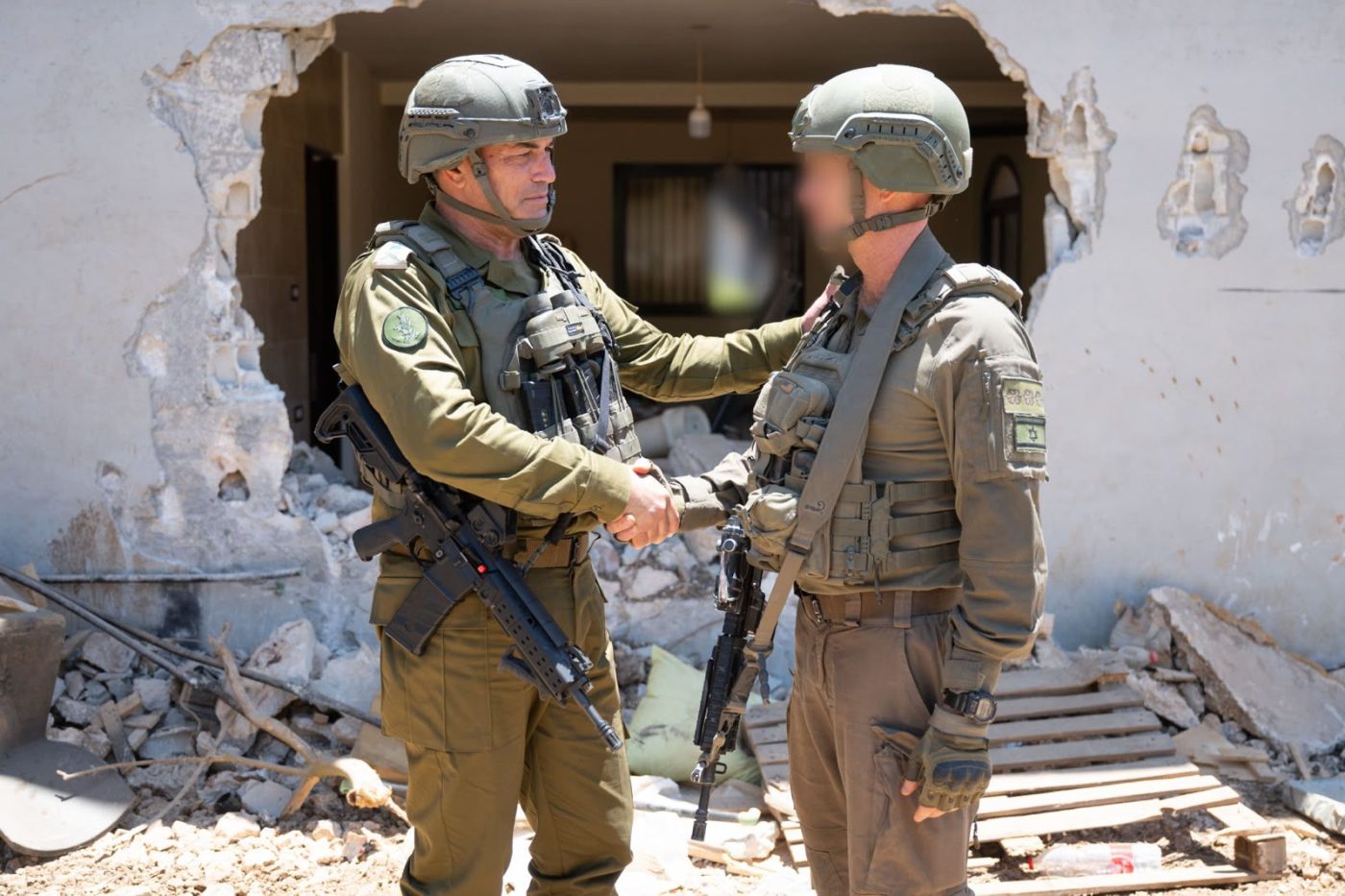 מערכת "אחלה ניוז" עם הדיווח הבא צילום: דובר צה"ל