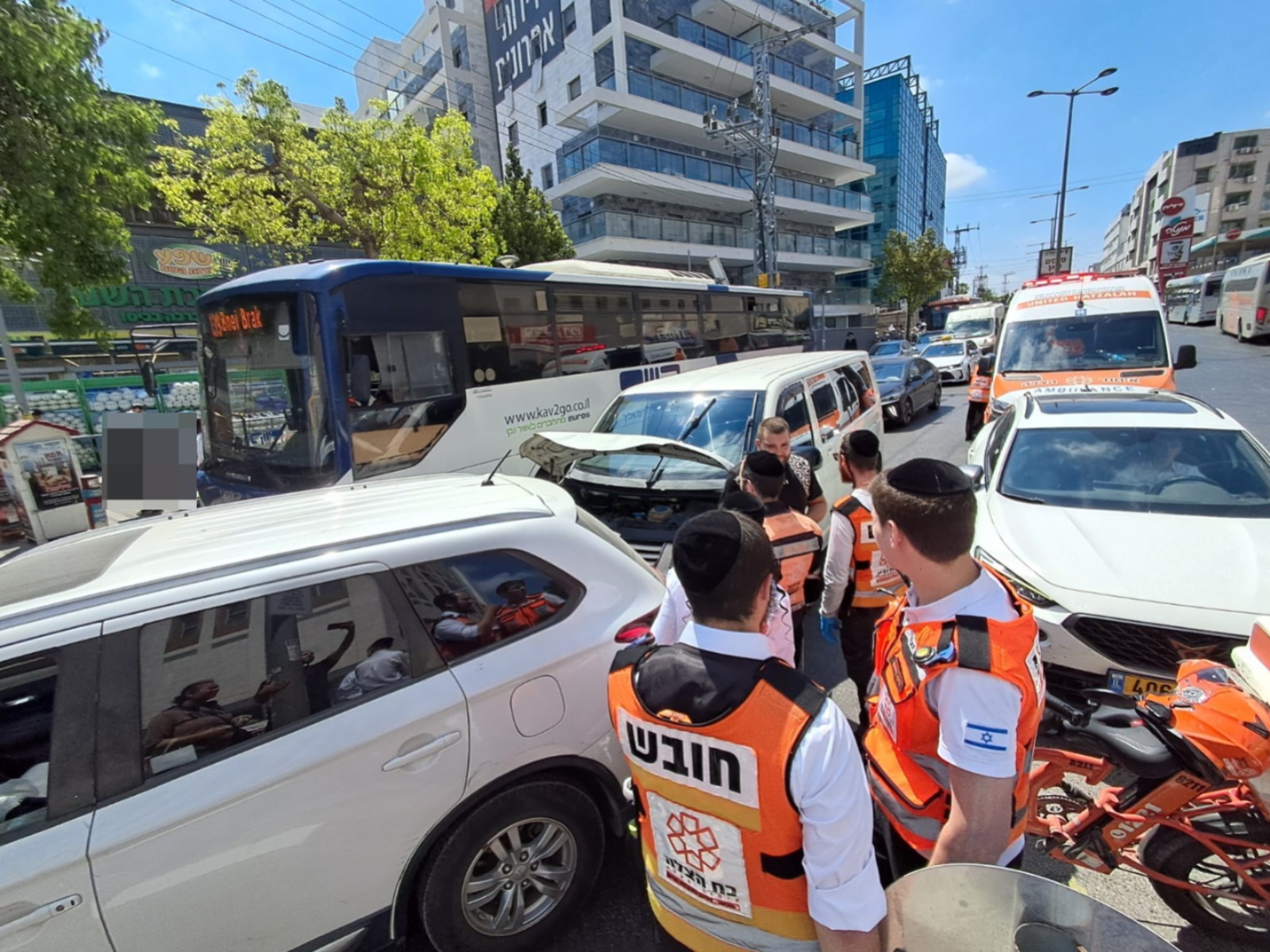 מערכת "אחלה ניוז" עם הדיווח הבא צילום: דוברות איחוד הצלה