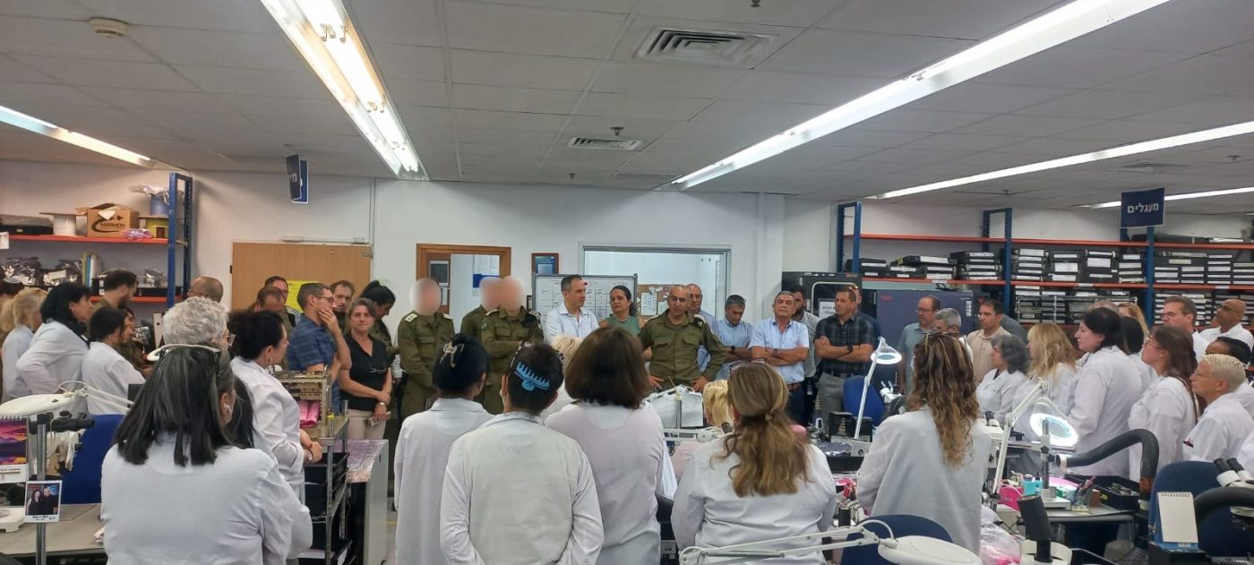 מערכת "אחלה ניוז" עם הדיווח הבא צילום: דוברות משרד הביטחון